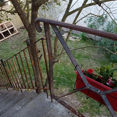 Perle Dans La Malepere. * Montréal